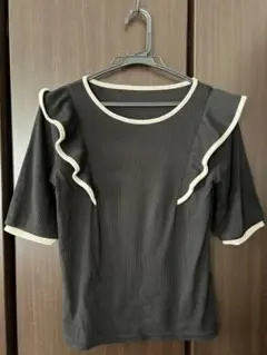 Avail フリル付きブラックトップス