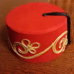 【トルコ帽】フェズ/タルブーシュ　赤地　金色の刺繍付き　男女兼用