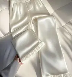 サテンパンツ