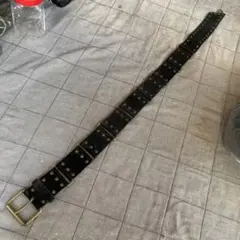 スタッズ付き黒レザーベルト