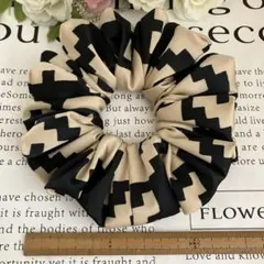 ハンドメイドシュシュ☆ベージュに黒の千鳥格子柄