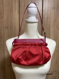 【新品未使用】FURLAフルラの可愛いシルクサテンレッドピンクカラーのバック♡♡