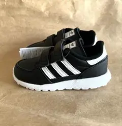 新品adidas スニーカー 黒 16cm