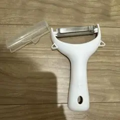ホワイト皮むき器 カバー付き