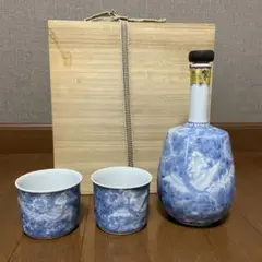 空き瓶　サントリーブランデー【九谷焼　吉田屋風牛の図 】箱、台座、巾着袋付き ◇注目! サントリー ボトルコレクション 特製ブランデー 九谷焼