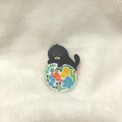黒猫と花柄のブローチ
