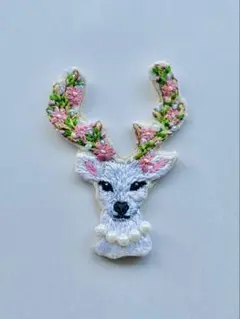 息吹き　鹿の刺繍ブローチ