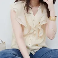 natural coutureラッフルフリルキーネックブラウス　ライトベージュ