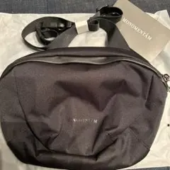 MONOMENTAM ボディバッグ ブラック 3.5L シンプル　軽量　黒　旅行