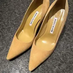 マノロブラニクピンヒールスエードパンプス