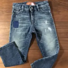 ドルチェ&ガッバーナ、加工をいれたユーズド感のあるデニムです。