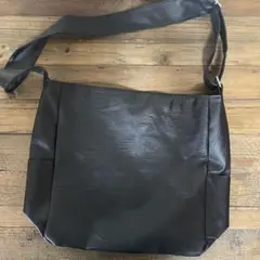 ブラック 合成皮革 ショルダーバッグ
