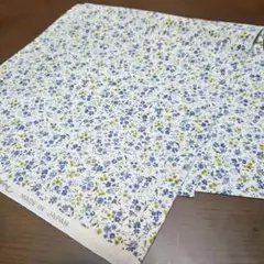 【新品】手芸・ハンドメイド用生地/布　青色小花柄　ホワイト系