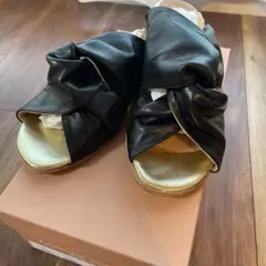 コルソローマ クロスサンダル 黒 ゴールド 革