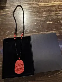 赤いドラゴン彫刻ペンダントネックレス