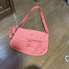 キプリングのオレンジ フラップ付きショルダーバッグ ぬいぐるみ付き