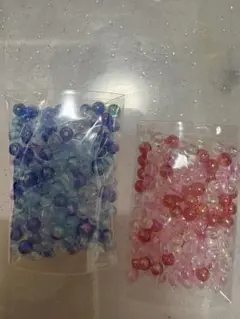 青とピンクのビーズ 各約100個入り