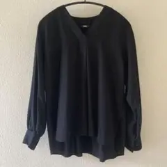 UNIQLO黒のVネック長袖シャツ