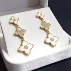 A441【大人気⭐】ピアス 揺れる キラキラ クローバー K18YG×白