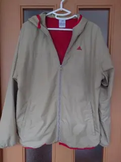 adidas フード付きマウンテンパーカー ベージュ/レッドL