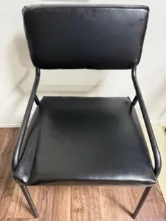 ［未使用.傷あり]黒い合成皮革スタッキングチェア③