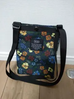 KiU サイケデリックフラワー ショルダーバッグ　※お値下げ不可※タグなし