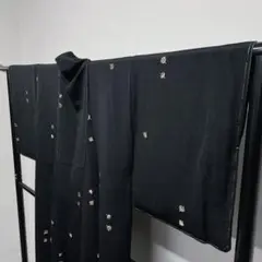 黒地のちりめん地に独楽の刺繍の小紋 着物
