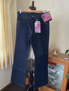 美尻 立体的なヒップ 股上深め 裾フレアー デニム パンツ 濃紺