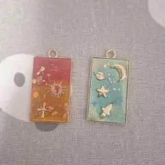 太陽と月のデザインのチャーム