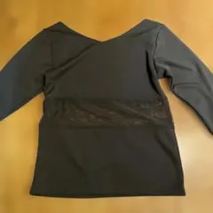 黒のVネック長袖トップス