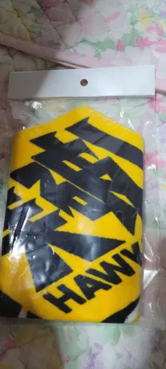 Hawksロゴ入りタオル 黒と黄色