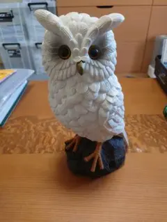 ホワイトフクロウの樹脂彫刻 約35cm