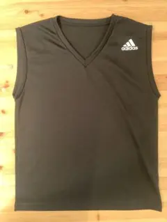【adidas】ノースリーブシャツ（150cm)