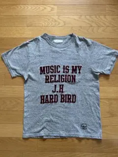 グレーのプリントTシャツ
