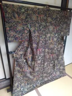 QK-24/28　大島紬　黒地　東南アジア風　鳥　花　美品　ロング丈163裄67