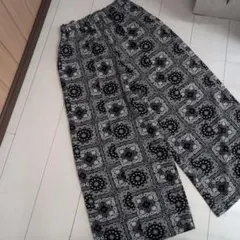 ガウチョパンツ 黒と白の花柄