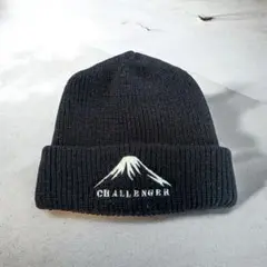 CHALLENGER × STUSSY コラボ ニット帽 プレートロゴ オンライン ショッピングファッション - CHALLENGER × STUSSY
