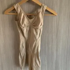 ベージュ タンクトップ キャミソール