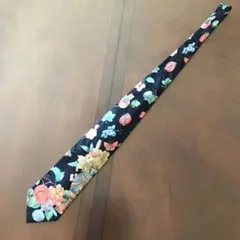 LEONARD レオナール　フルーツと花柄 ネクタイ　紺色