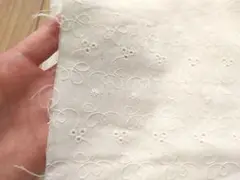 アイレット刺繍入り綿生地 約幅110cm×84cm（欠けあり）