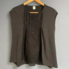 黒のノースリーブカットソー
