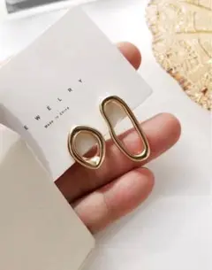 【ラスト一点】オーバル形状フープピアス ゴールド アシントリー　非対称