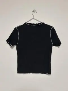 フリル付き黒半袖Tシャツ