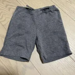 グレーのショートパンツ