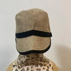 ベージュと黒のワークキャップ