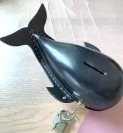 【新品、未使用品、箱付き】クジラ　貯金箱　鴻池製作所　鍵2個付 鴻池製作所 KONOIKE 本革レザー くじら貯金箱 鍵付きの通販 by
