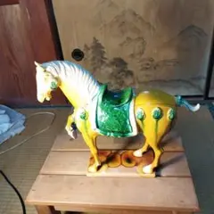 陶器製馬の置物（黄色と緑色）