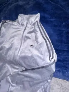adidas シルバー ベロアトラックジャケット