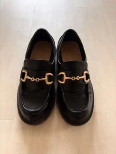 ブラックローファー ゴールド装飾付き