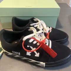 Off-White ブラック スニーカー オフホワイト